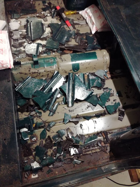 Ihan edessä poistoa ilman kuivajäätä, takana kuivajäällä.jpg